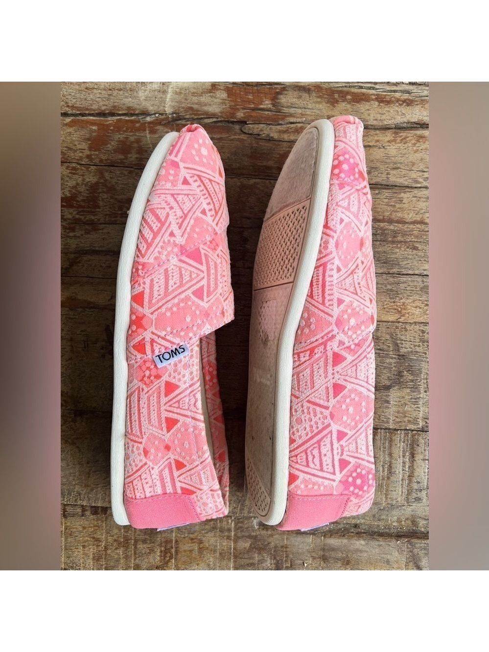 TOMS Women’s Classic Pink Neon Tribal Alpargatas - Picture 3 of 7